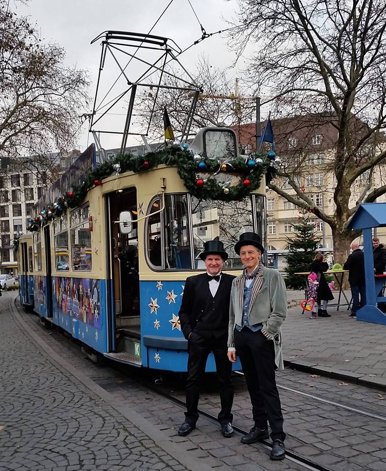 Kinderzauberer Michael vor der Weihnachtstram in München