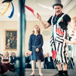 Kinderzauberer Michael zaubert zusammen mit einem Mädchen und einem Jungen in der Nymphenburg München. Beide Kinder lachen