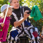 Kinderzauberer Michael zaubert mit gemeinsam mit einem kleinen Mädchen