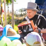 Kinderzauberer Michael zaubert mit einer Zauberkiste und stellt den Kindern dabei eine Frage