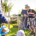 Kinderzauberer Michael zaubert mit einem Würfel