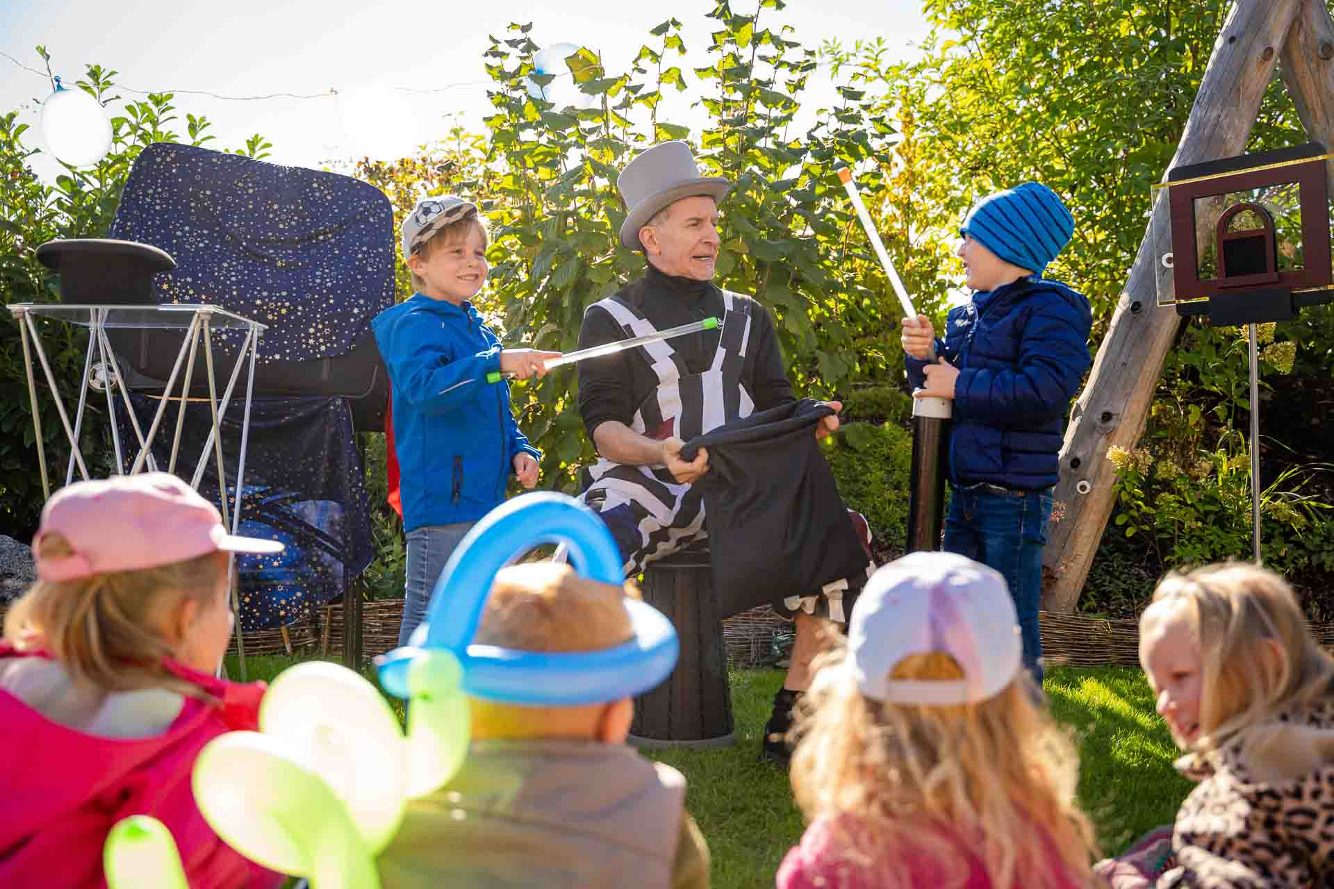 Kinderzauberer Michael aus München bei einer Zaubershow für Kinder im Freien.